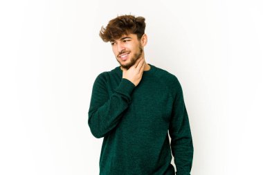 Beyaz arka plandaki genç Arap adam kafasının arkasına dokunuyor, düşünüyor ve bir seçim yapıyor..