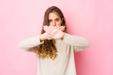 Beyaz bir kadın inkar jesti yapıyor.