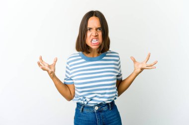 Genç melez kadın öfkeyle bağırıyor..