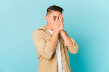 Genç, beyaz, yakışıklı bir adam yalnız. Korkmuş ve gergin parmaklarıyla göz kırp..