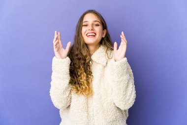 Genç, beyaz, tatlı bir kadın, neşeli bir şekilde gülüyor. Mutluluk kavramı.