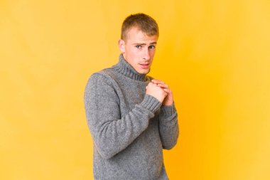 Genç beyaz yakışıklı adam korkmuş ve korkmuş..