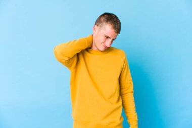 Oturaklı yaşam tarzı yüzünden boynu ağrıyan beyaz, yakışıklı genç bir adam..