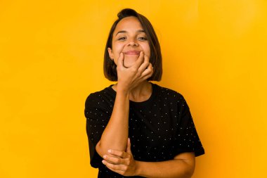 Genç İspanyol kadın iki seçenek arasında kuşkuyla sarıda izole edilmiş..