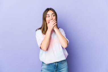 Kafkasyalı genç bir kadın. Fotokopi odasına dikkatlice bakıyor. Ağzını eliyle kapatıyor..