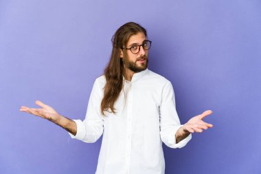 Uzun saçlı genç adam hoş bir yüz ifadesi sergiliyor..