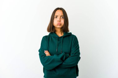 Genç melez kadın yanakları siliyor, yorgun bir ifadesi var. Yüz ifadesi kavramı.