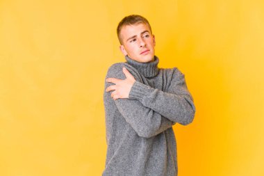 Beyaz tenli yakışıklı adam sarıldı, gülümsedi ve mutlu oldu..