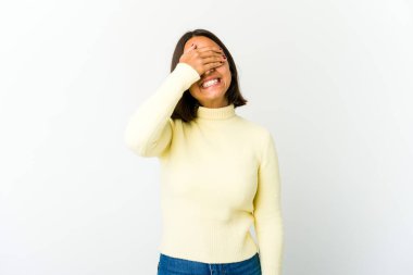 Genç melez kadın ellerini başının üstünde tutarak neşeyle gülüyor. Mutluluk kavramı.