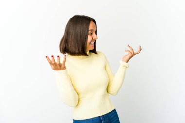 Genç melez kadın çok gülüyor. Mutluluk kavramı.