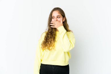 Kafkasyalı genç bir kadın. Fotokopi odasına dikkatlice bakıyor. Ağzını eliyle kapatıyor..