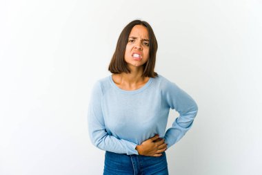 Genç melez kadının karaciğeri ağrıyor, karnı ağrıyor..