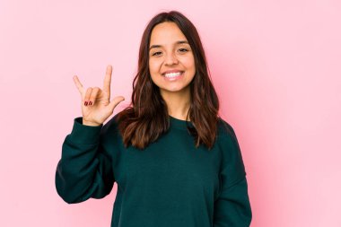 Genç, melez İspanyol kadın boynuzlarını devrim konsepti olarak gösteriyor..