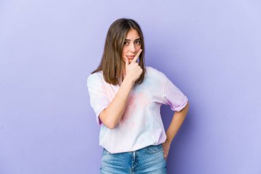 Kafkasyalı genç bir kadın. Düşünüyor, strateji kuruyor, iş yapmayı düşünüyor..