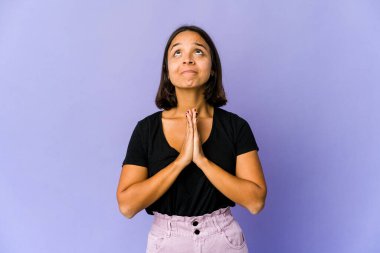 Genç melez kadın el ele tutuşup dua ediyor, kendine güveniyor..