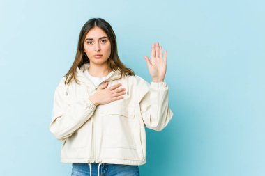 Beyaz bir kadın yemin ediyor, elini göğsüne koyuyor..