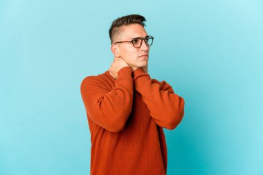 Genç, beyaz, yakışıklı bir adam yerleşik yaşam tarzından dolayı boyun ağrısından soyutlanmış..