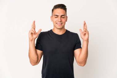 Beyaz tenli yakışıklı adam şans getirsin diye parmaklarını çaprazladı.