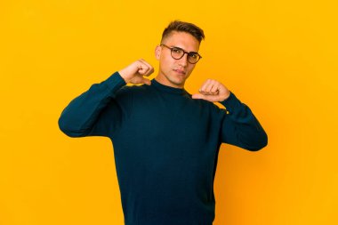 İzole edilmiş yakışıklı beyaz adam gururlu ve kendine güvenen, örnek alınacak biri..