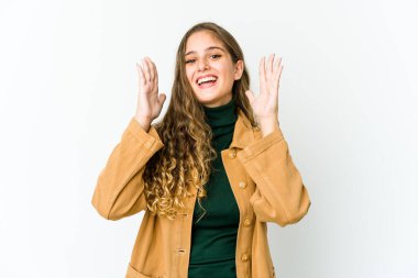 Genç beyaz kadın elini göğsüne koyup kahkahalarla gülüyor..