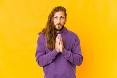 Uzun saçlı genç adam aklında bir plan yapıyor, bir fikir kuruyor..