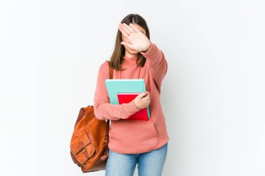 Beyaz arka planda izole genç beyaz öğrenci kadın iki kolu çapraz tutuyor, inkar kavramı.