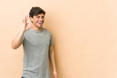 Havalı, neşeli ve kendine güvenen genç adam iyi bir jest yapıyor..