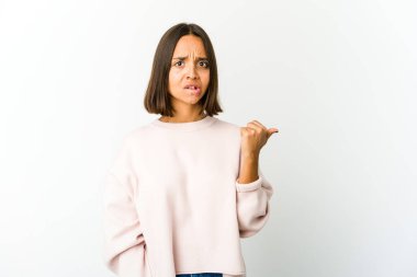 Genç melez kadın işaret parmağıyla fotokopi alanını işaret ederek şok oldu..