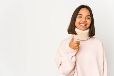 Yaka takan genç İspanyol kadın gülümsüyor ve başparmağını kaldırıyor.