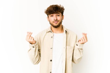 Beyaz arka planda genç bir Arap, hiç parası olmadığını gösteriyor..