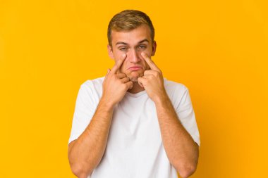 Beyaz tenli yakışıklı bir adam ağlıyor. Acı ve kafa karışıklığı gibi bir şeyden mutsuz..