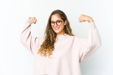 Kafkasyalı genç bir kadın güç sembolü olan kollarıyla güç gösterisi yapıyor.