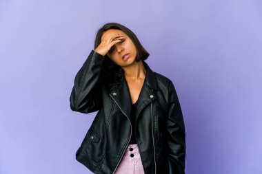 Genç melez kadın şakaklara dokunuyor ve başı ağrıyor..