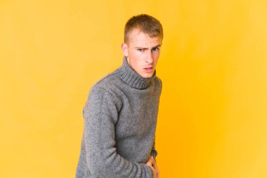 Genç, beyaz, yakışıklı adamın karaciğeri ağrıyor, karnı ağrıyor..