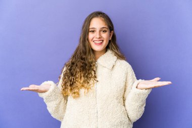 Beyaz tenli hoş bir kadın hoş bir yüz ifadesi sergiliyor..