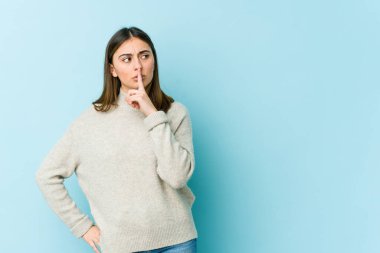 Genç beyaz kadın ya sır saklıyor ya da sessizlik istiyor..