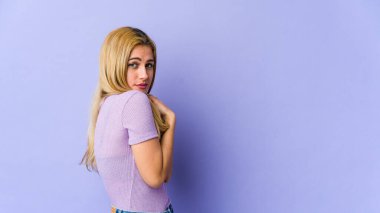 Genç, sarışın, beyaz kadın korkmuş ve korkmuş..