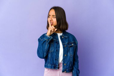 Genç melez kadın ya sır saklıyor ya da sessizlik istiyor..