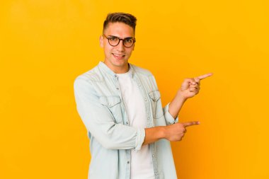 Genç, yakışıklı, beyaz tenli, izole edilmiş, işaret parmağıyla işaret eden heyecanlı bir adam..