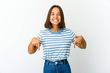 Genç melez kadın parmaklarıyla aşağı işaret ediyor, pozitif duygu..