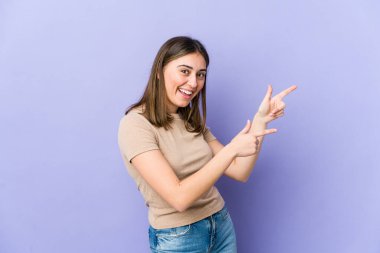 Kafkasyalı genç bir kadın işaret parmağıyla işaret ettiği için heyecanlı..
