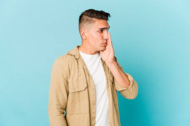 Genç, beyaz, yakışıklı, izole edilmiş bir adam gizli bir sıcak fren haberinden bahsediyor.