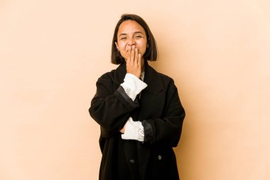 Genç İspanyol kadın bir şeye gülüyor, elleriyle ağzını kapatıyor..