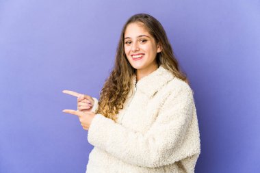 Beyaz tenli hoş bir kadın işaret parmağıyla işaret ettiği için heyecanlı..