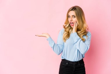 Kafkasyalı sarışın kadın bir plan yapıyor, bir fikir kuruyor..