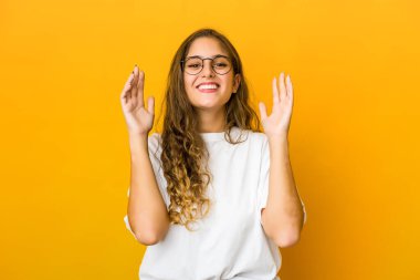 Genç beyaz kadın çok gülerek gülüyor. Mutluluk kavramı.