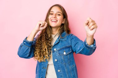 Genç beyaz kadın dans ediyor ve eğleniyor..