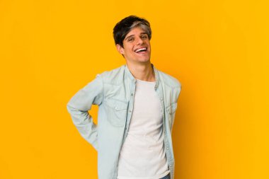 Genç, sıska İspanyol adam mutlu, güler yüzlü ve neşeli..
