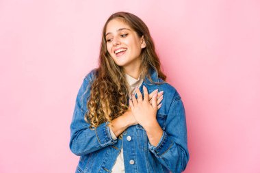 Beyaz bir kadın dost canlısı bir ifadeye sahip, avuçlarını göğsüne bastırıyor. Aşk konsepti.