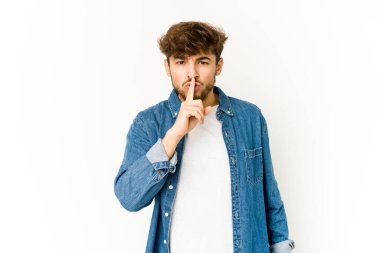 Beyaz arka plandaki genç Arap ya sır saklıyor ya da sessizlik istiyor..